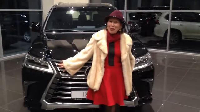 Лидер нашей команды Галина Мустафаева в автосалоне выбирает себе автомобиль! смотреть онлайн