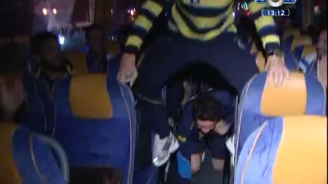 Дирк Кюйт и Гекхан Генюл танцуют Gangnam Style смотреть онлайн