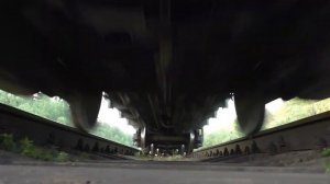 Под поездом. Грузовой поезд на скорости. Тепловоз 2ТЭ116У-0142