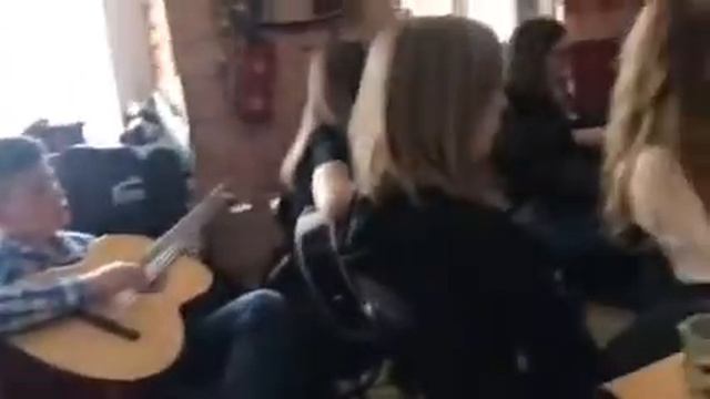 На гетаре. Песня «Вахтерам» бумбокс смотреть онлайн