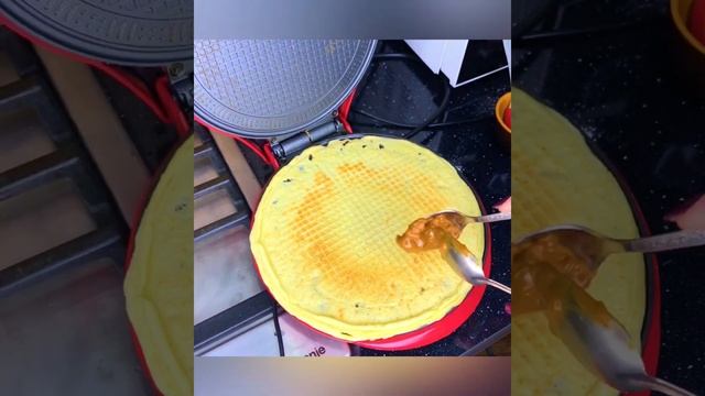 Оладьи с клубникой и йогуртовым топпингом