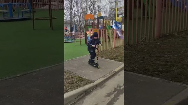 Спрыгнул с бордюра на самокате смотреть онлайн