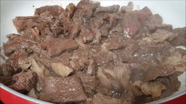 Жареная говядина с овощами на сковороде. смотреть онлайн