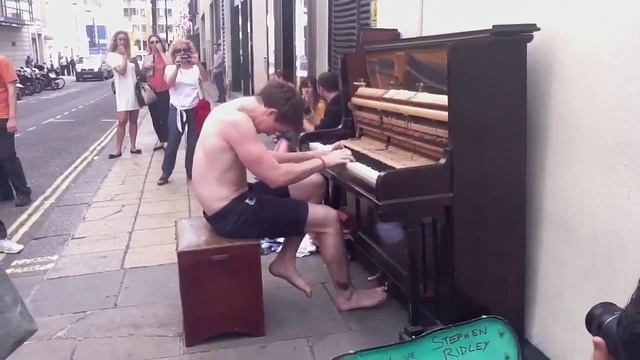 Прикол! Пианист жгет на улице смотреть онлайн