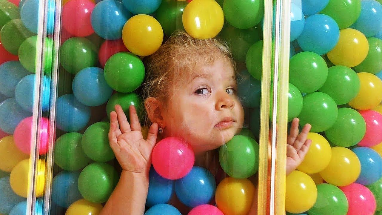 Funny Baby Prank, Learn colors with Balls in the shower, Finger family nursery rhyme song смотреть онлайн