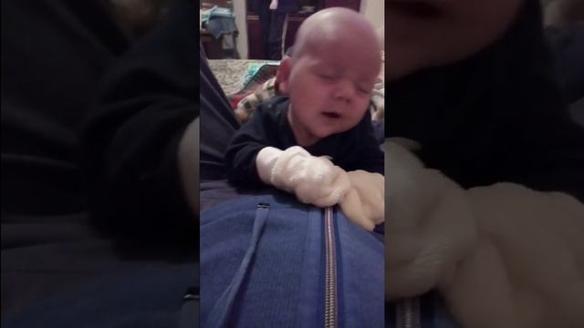 Малыш чихает смотреть онлайн