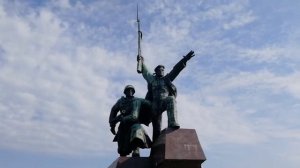 Могучий памятник в Севастополе "Матросу и Солдату"