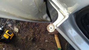 Калина, Гранта. Высверливаем обломанный болт дверной петли. Без права на ошибку