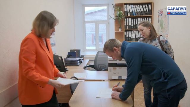 6 МОЛОДЫХ СЕМЕЙ САРАПУЛА ПОЛУЧИЛИ СЕРТИФИКАТЫ НА УЛУЧШЕНИЕ ЖИЛИЩНЫХ УСЛОВИЙ смотреть онлайн