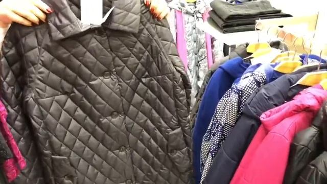Обзор верхней одежды в магазине “Люди в Плюсе“  МЦ Красная площадь 1 этаж