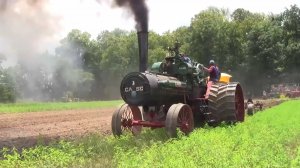 Трактор с паровым двигателем 1902 года вспахивает поле. Надежная техника работает больше 100 лет.