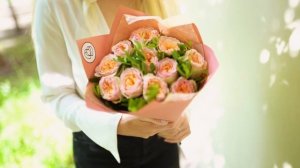 Букет из 11 персиковых пионовидных роз 40 см Flash Back с фисташкой