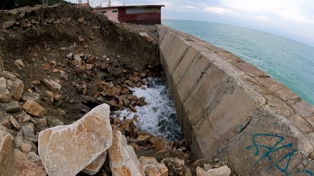 Жесть! Море подбирается к ЖД! Осталось около 10 м! Сравните с предыдущим видео! ?ЛАЗАРЕВСКОЕ СЕГОДН