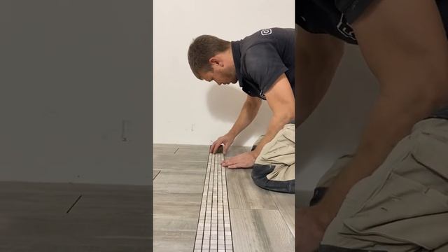 Укладка мозаики в коридоре. Разделение направления плитки. смотреть онлайн