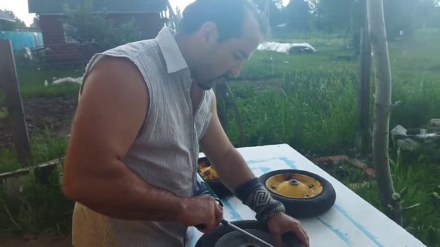 Как починить колесо на тачке, если прохудилась камера?⚙️?масло и пена?? смотреть онлайн