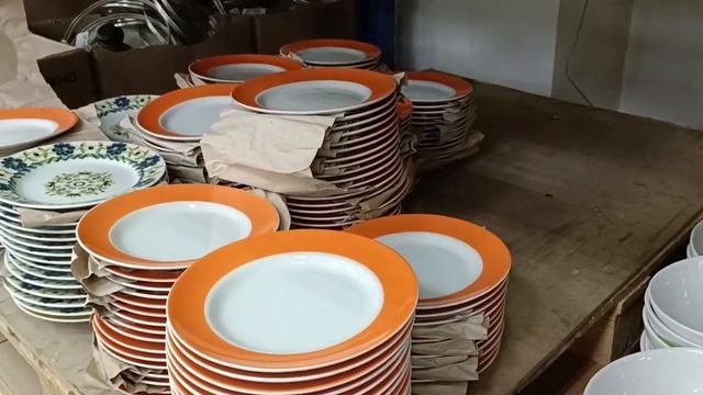 Прошёл между рядов хозяйственного отдела 