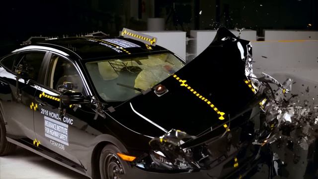 IIHS - 2016 Honda Civic 4-door - small overlap crash test / GOOD EVALUATION смотреть онлайн