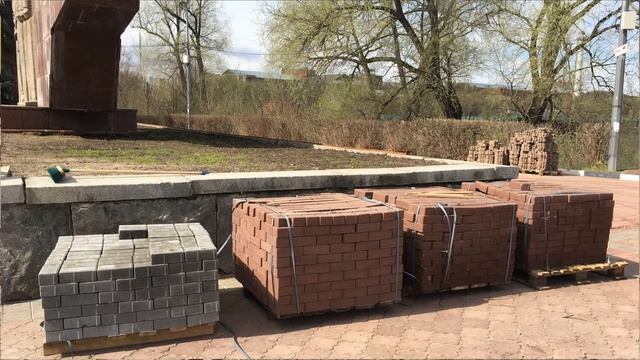 Начались работы по частичной замене разрушенной тротуарной плитки на площади Победы в Раменском. смотреть онлайн