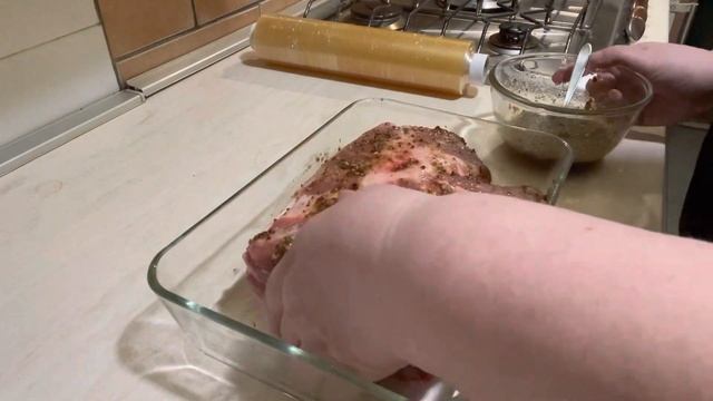 ПРОСТИЙ РЕЦЕПТ НА СВЯТКОВИЙ СТІЛ: М'ЯСО, ЗАПЕЧЕНЕ У ДУХОВЦІ смотреть онлайн