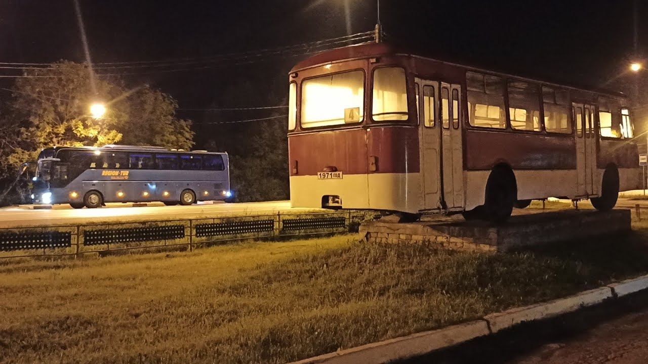 Памятник Автобусу-ТруженникуЗабираю студентов обратно в МосквуГлупость и идиотизм с транспондером смотреть онлайн