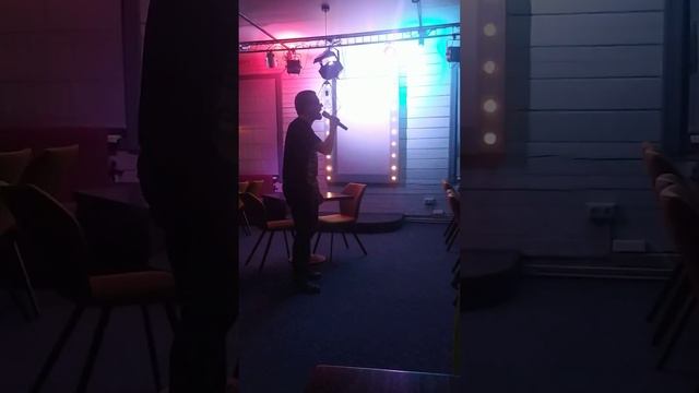 немного караоке