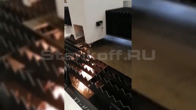 Резка стали на оптоволоконном лазере для резки металла и труб XTC-1530HT/1500 Raycus в Калуге смотреть онлайн