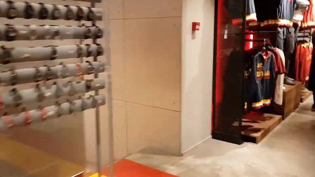 Store AS ROMA via del Corso - Entrata e primo piano смотреть онлайн