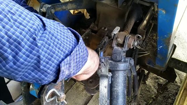 Навешиваем ежи на минитрактор. Подготовка перед окучиванием картофеля смотреть онлайн