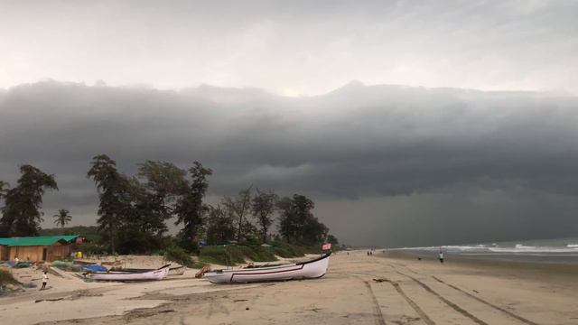 Грозовое облако и солнце одновременно. Гоа, Арамболь, Май месяц смотреть онлайн
