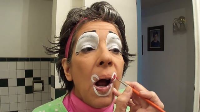 The proper way to apply clown makeup: demo смотреть онлайн
