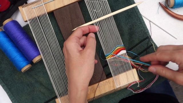 Tapestry weaving demonstration on a little loom смотреть онлайн