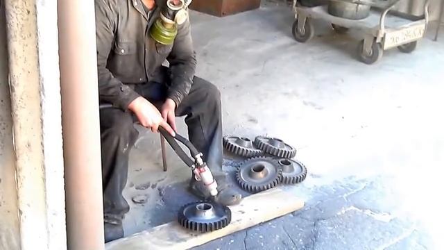 Самодельный пескоструй. Пескоструйная обработка ЗУБЧАТЫХ КОЛЁС после закалки смотреть онлайн