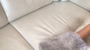 Чистим белый кожаный диван