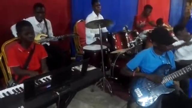 Il prendra soin de moi by Elie Kiala Robert guitare, Neville batterie, Daniel basse et bénie piano смотреть онлайн