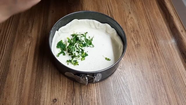 Беру в магазине обычное слоеное тесто и готовлю невероятно вкусный пирог с сочной начинкой