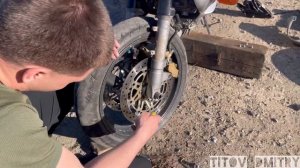 Снятие колеса на мотоцикле Honda VTR 1000 без подката, замена передней резины