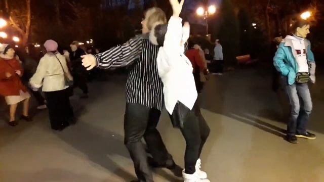Возраста больше нет, знаешь я его отменила!!!💃🌹Танцы в парке Горького!!!💃🌹Харьков 2021 смотреть онлайн