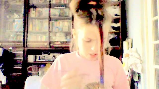 Копия видео "Красим кончики волос чем не скажу смотрите сами увидете))))" смотреть онлайн