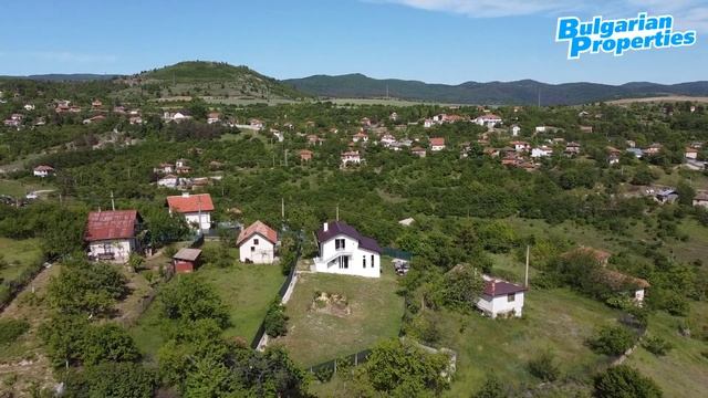 Двуетажна къща с поддържан двор в Софийска област смотреть онлайн