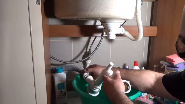 Как устранить неприятный запах из раковины