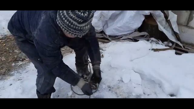 Навозоудаление в сарае для свиней. Процесс выкачки навоза у свиней. Свиноводство. смотреть онлайн