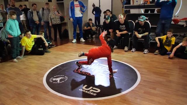 semifinal kids 6-9 bgirl Клубничка vs bboy Turbo - брейкданс батл WINTER WARS 2020 смотреть онлайн