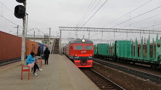 Электропоезд ЭР2Р-7049 подаётся под посадку, станция Куровская. смотреть онлайн