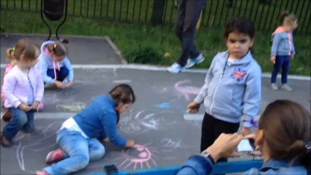 Акция "Рисунок на асфальте" на тему "Доброта" смотреть онлайн