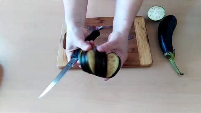 СОЧНЫЙ, ВКУСНЫЙ БАКЛАЖАН " ГАРМОШКА " В КРАСНОМ СОУСЕ. смотреть онлайн
