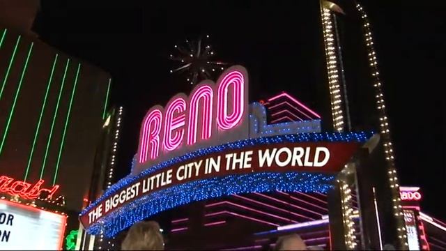 Reno turns the arch wolf pack blue in support of the UNR football team. смотреть онлайн
