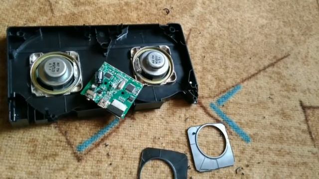 Музыкальная колонка из видеокассеты.