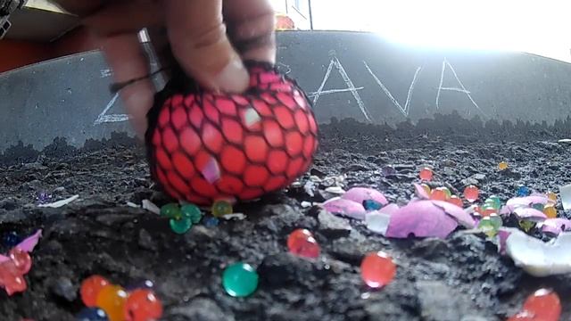 LaiFhak- squeeze out the paint We crush eggs and rubber toys смотреть онлайн