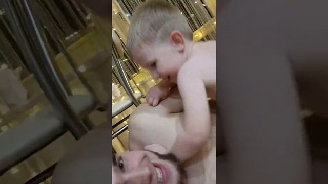 Столкновение пупок в пупок #дети #папасына #семья #zarubinы смотреть онлайн