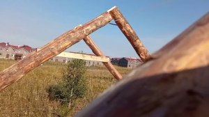 Сборка крыши бани. Стропила из бревен.